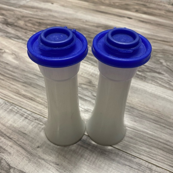 Tupperware Salt Pepper Shaker Set Plastic Tall Hourglass Tokyo Blue Sealing Lids - Picture 2 of 6